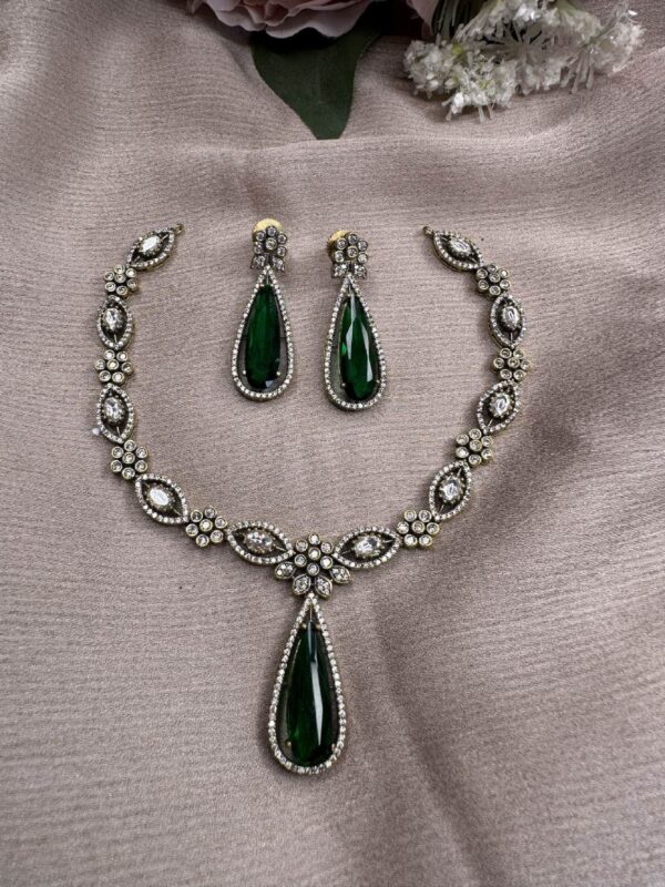 Victoria Kundan Necklace Set