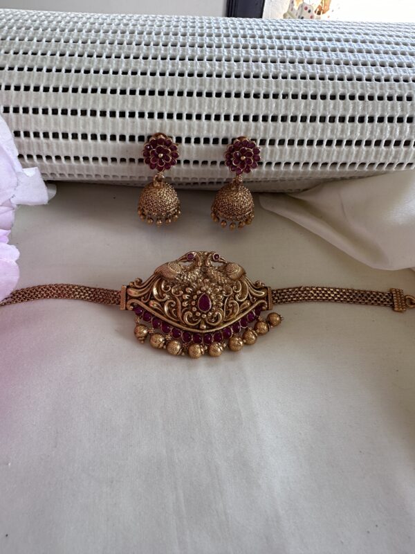 Eligant peacock detailed chocker with earrings